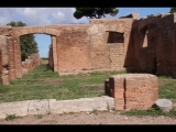 03998 ostia - regio i - insula v-vi - portico est e ovest di pio ix and loggias (i,v,2 - i,vi,1) - cardo maximus - porticus - ostseite - suedende - bli ri norden- 09-2022.jpg